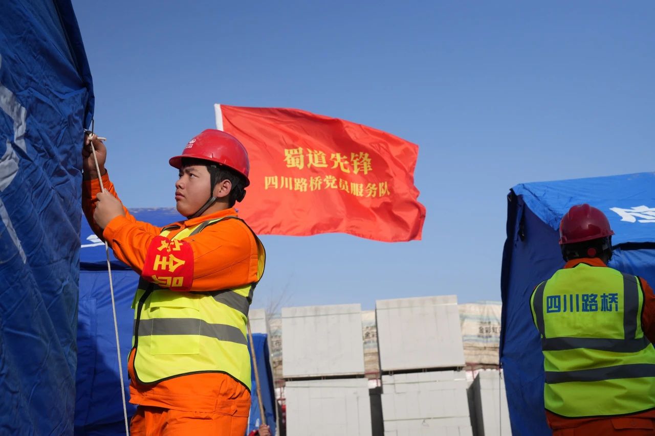 锚定目标，精准抢险！路桥集团高效推进灾区康吊村场地平整和临时安置点搭建工作